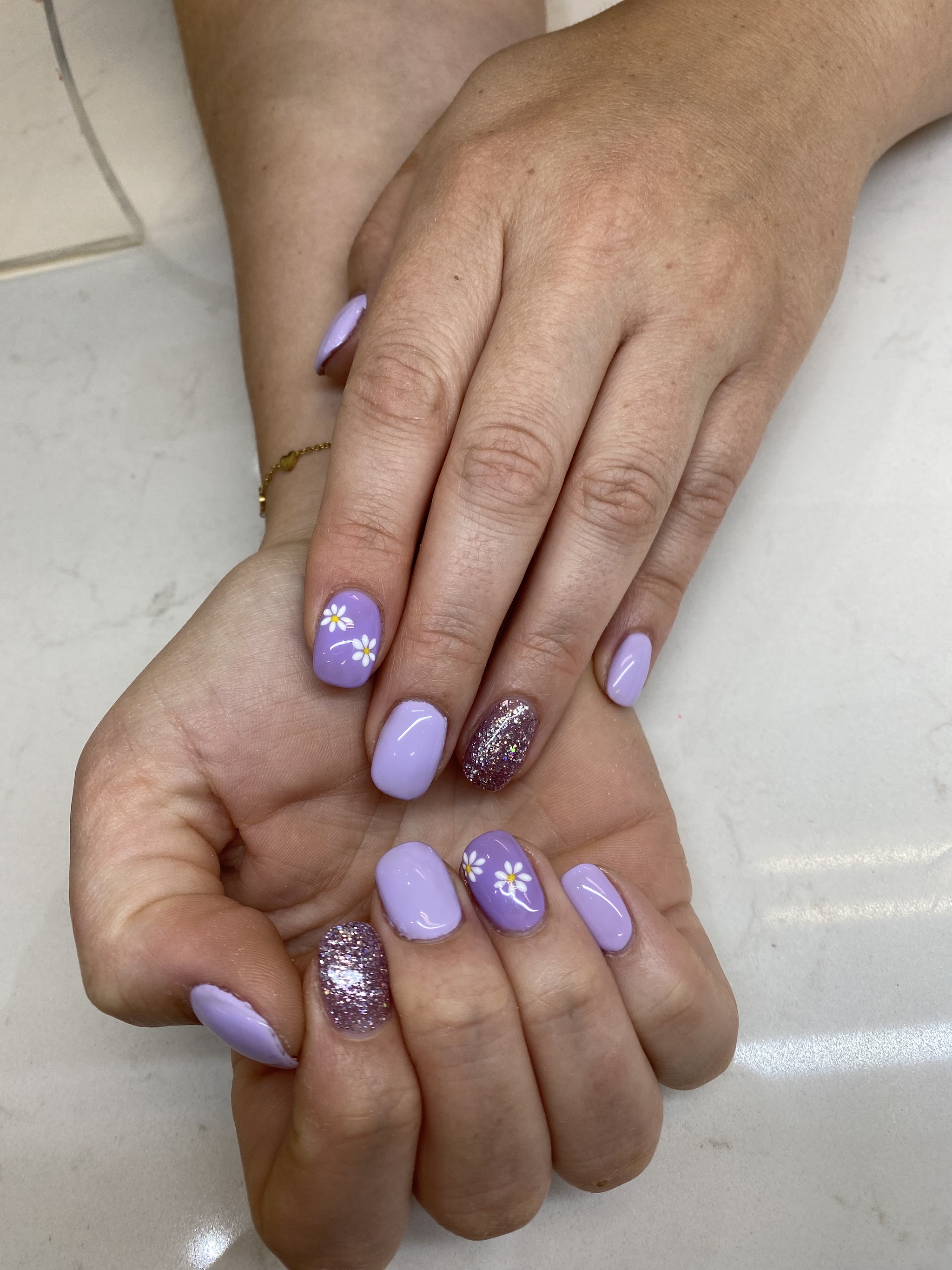 Lila nagels met bloemdetail