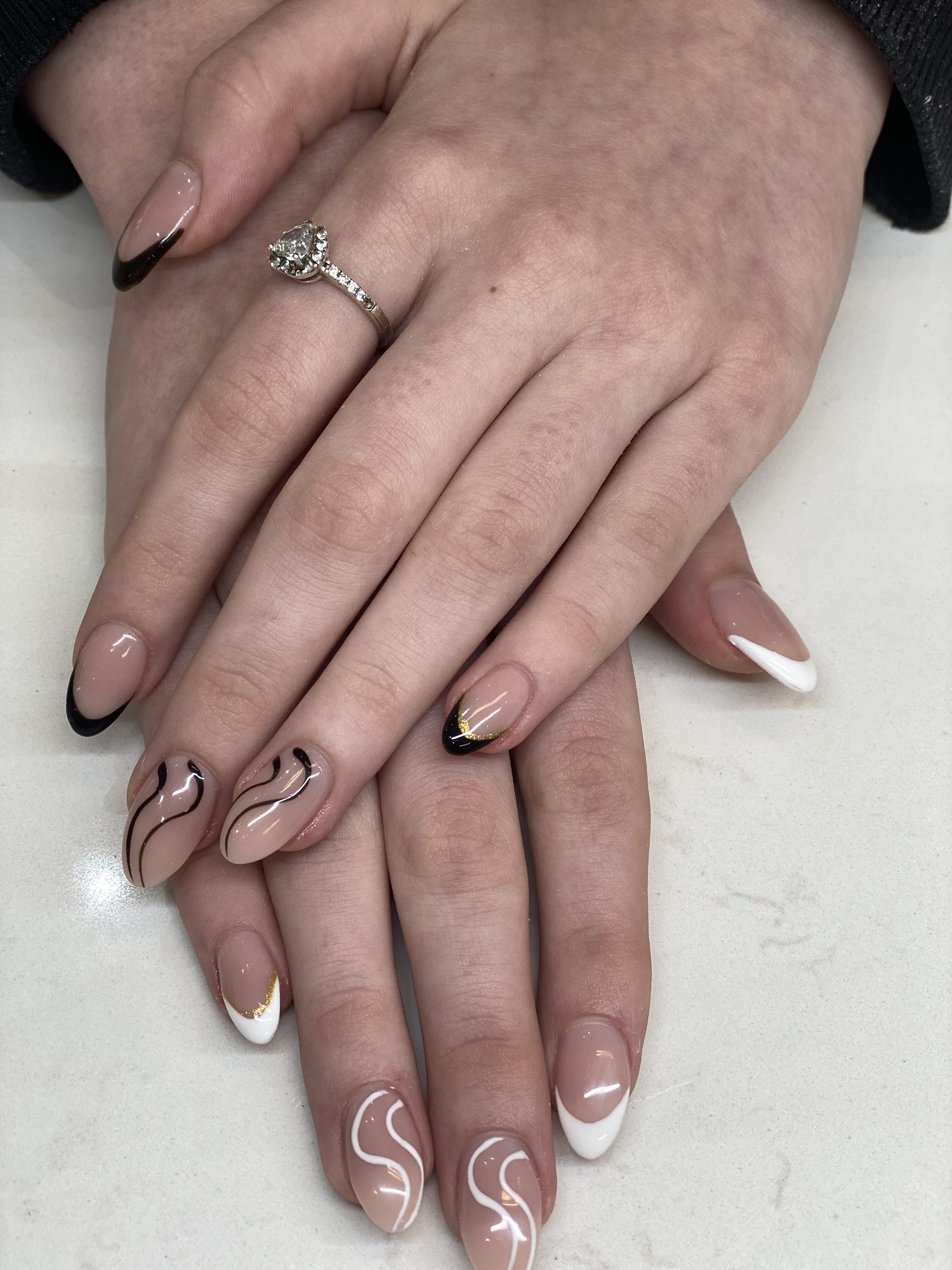 Lichte nieuwe set met sierlijk nagelpatroon
