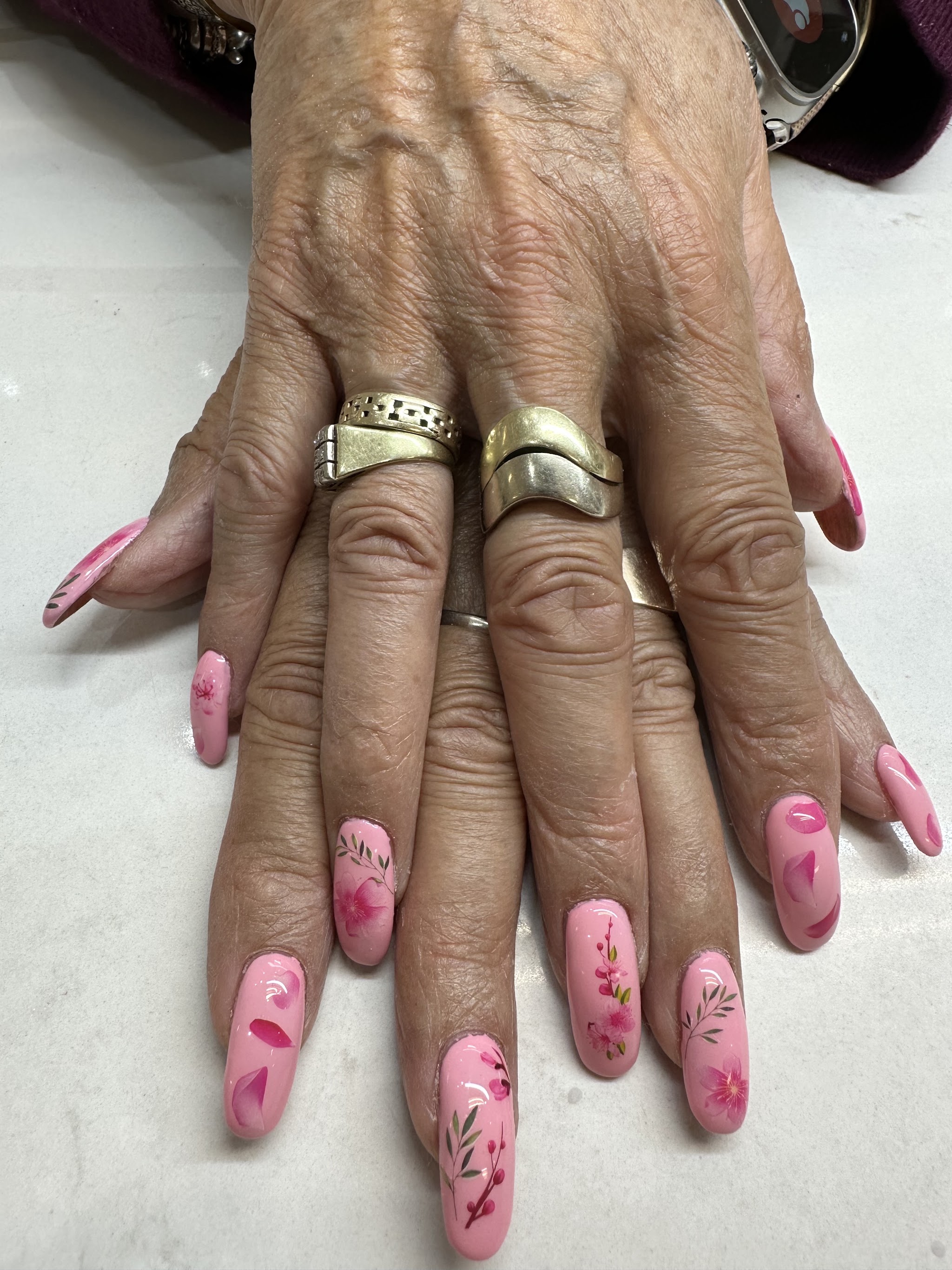 Roze nagels met verfijnd dessin