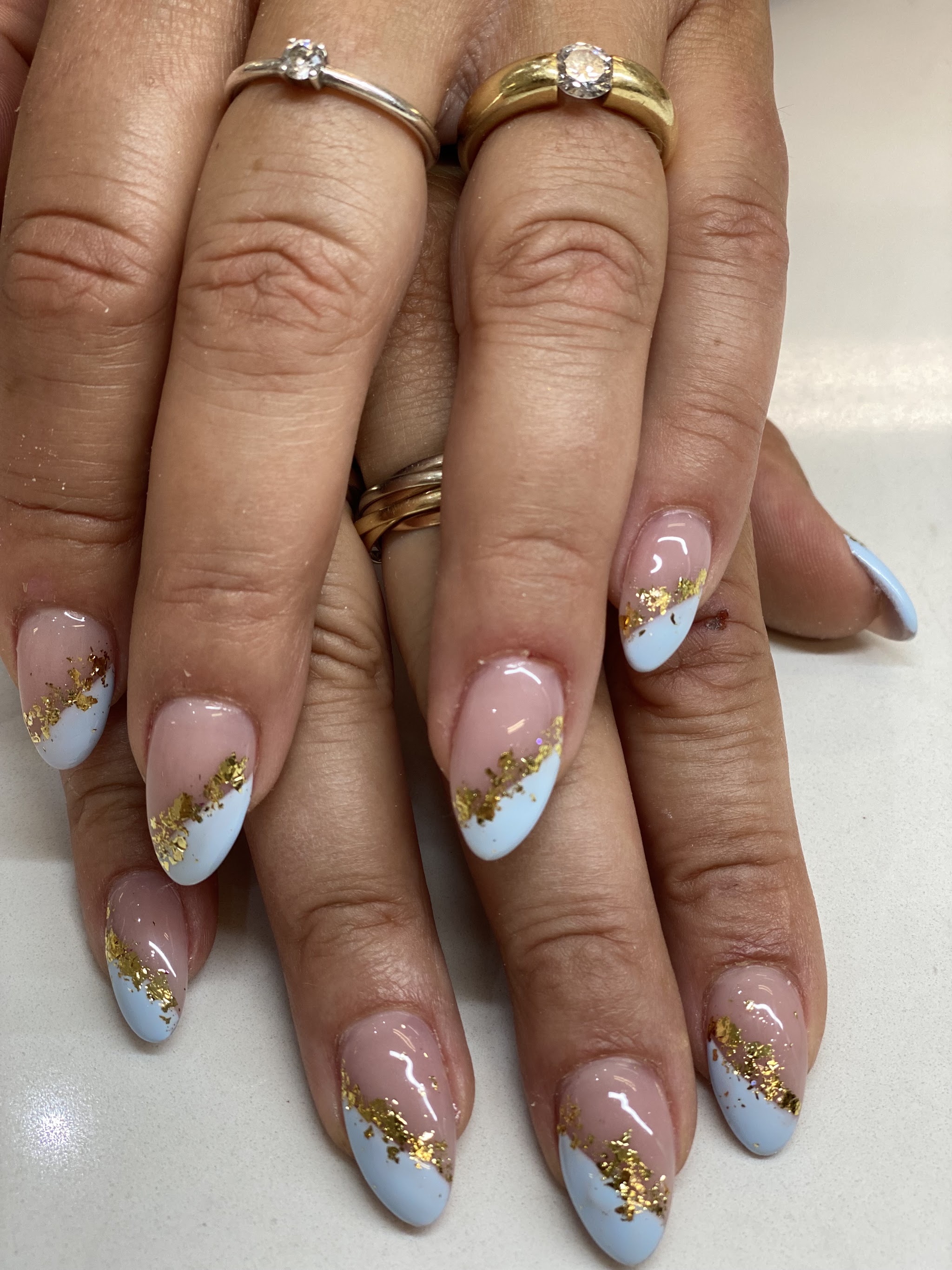 Lichte French nagels met gouden details