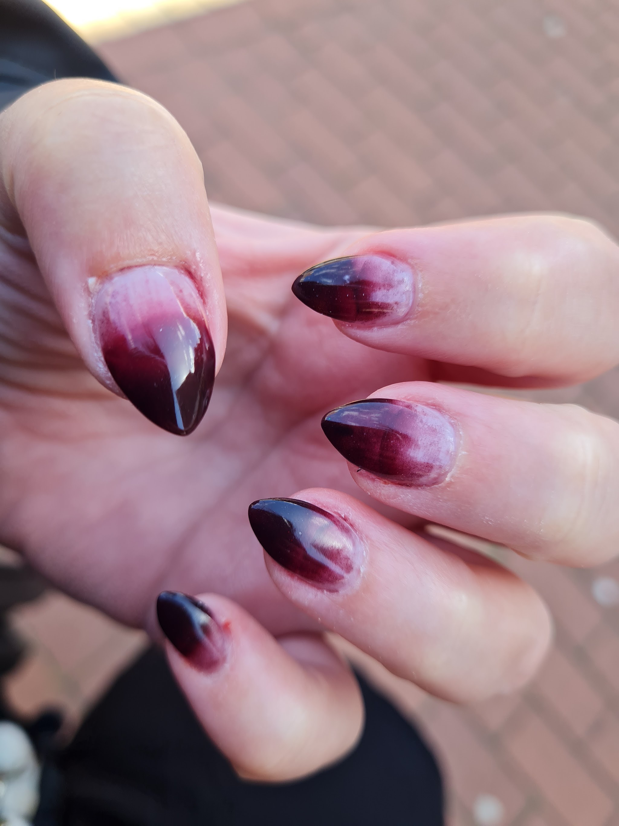 Donkerrode gemarmerde nagels